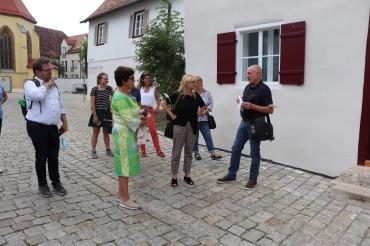 Norbert Palzer führte den Denkmal politischen Stadtrundgang. Zu sehen sind in der vorderen Reihe Bärbel Saebel, Sabine Weigand und Norbert Palzer. Im Hintergrund einige Mitarbeiter*innen der MdL und Mitglieder*innen des OV Nördlingen Bündnis 90/Die Grünen.