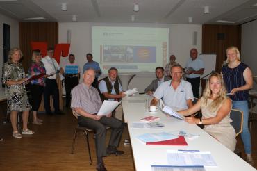 Bei 59 Bewerbungen hatte die Landkreis-Jury die Qual der Wahl. Doch nach zwei Jurysitzungen und einer Wahl im Punktverfahren stehen sie fest: Die 13 Preisträger des 10. Donau-Rieser  Heimatpreises. Foto: Stefanie Saam 