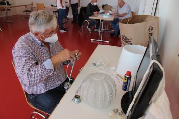 Von kleinen Haushaltsgeräten über Kleidung bis hin zu alten Elektrogeräten – die Reparaturprofis im Reparatur-Café sind in vielen Fachbereichen gut aufgestellt.