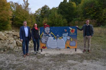 Auf dem Bild zu sehen (von links) bei der Eröffnung: Landrat Stefan Rößle, Geschäftsführerin Geopark Ries Heike Burkhardt und Oberbürgermeister David Wittner. 