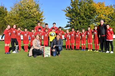 LEW-Kommunalbetreuerin Karin Frank (vorne links) überreichte die neuen Trikots im Beisein von Kaisheims 2. Bürgermeister Markus Harsch (vorne rechts) an das Fußball-Team.