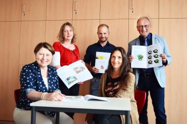 hinten v.l.n.r.: Studienrätin Ute Blume-Lüdecke, Studienrat Marco Lechner, Schulleiter Gerhard Härpfer vorne v.l.n.r.: Vorsitzende des Fördervereins Claudia Marb, Schulpsychologin Martina Eichner