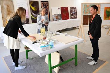 Auf dem Bild ist in der Mitte Kunsttherapeutin SHB, Sabine Urban, zu sehen.