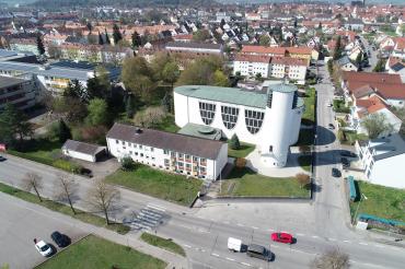 Luftbild der Kirche St. Josef in Nördlingen und des umgebenden Areals