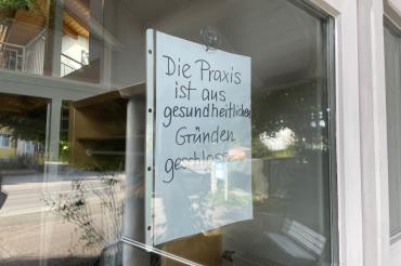 In dieser Praxis in Wemding soll der Arzt, Dr. med. Gerhard Holst, Covid-19-Impfungen nur vorgetäuscht haben. 