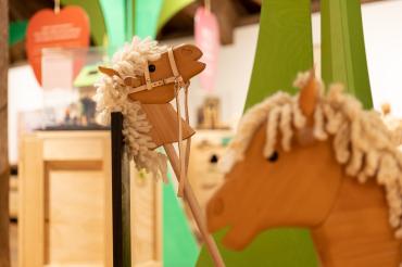 Steckenpferde aus Holz