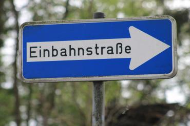 Auf dem Bild sieht man ein Einbahnstraßenschild