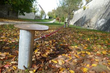 Auf dem Bild ist die Slackline in Wemding zu sehen. Diese ist zur Benutzung freigegeben.