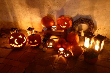 Rübengeister und Kürbislichter auf Schloss Harburg. 