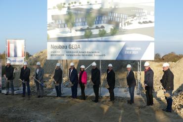 Am vergangenen Donnerstagnachmittag fand der Spatenstich zur neuen Mertinger Straße in Asbach-Bäumenheim statt. Auf dem Bild zu sehen (von links): Stefan Schweitzer (kaufmännischer Leiter Geda), Veit Meggle (Bürgermeister Mertingen), Josef Tremel (Planungsbüro Tremel), Johann Sailer (Geschäftsführer Geda), Sailer, Roland Weigert (Staatssekretär für Wirtschaft, Landesentwicklung und Energie), MdL Wolfgang Fackler, Stefan Rößle (Landrat), Anton Hammer (Geschäftsführer Zott) und Johannes Käser (Geschäftsführer