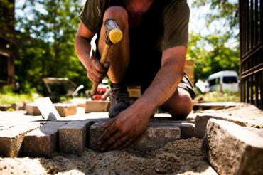 Lohn-Plus fürs Pflastern: Wer im Garten- und Landschaftsbau arbeitet, bekommt jetzt deutlich mehr Geld. Die Gewerkschaft IG BAU rät Beschäftigten, ihre aktuelle Lohnabrechnung zu prüfen.