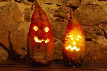 Zwei Kürbislaternen