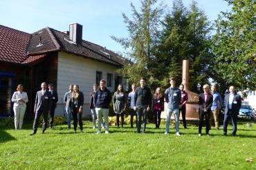 Stipendienübergabe der Kollmar Förderstiftung am 1. Oktober 2021 in der OeTTINGER Brauerei: (v.l.n.r.) Kathrin Schön (Sparkasse Donauwörth), Stefan Ultsch (1. Bgm. Wassertrüdingen), Michael Hofmann (stellv. Vorsitzender des Beirats), Harald Bauer, Johanna Schäble, Silvan Beck, Leopold Wagner, Clara Goppel, Marcel Grimm, Daniel Wiedemann, Nadine Hauber, Luca Zwickel, Robin Kaußler, Pia Kollmar (Stiftungsvorstand), Mattias Rusch, Markus Eisenbarth (2. Bgm. Oettingen)