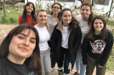 Junge Frauen in Albanien sind dankbar für ihre Ausbildungsmöglichkeiten, die auch durch die finanzielle Unterstützung durch die aktion hoffnung realisiert werden konnten. (Foto: Ordensgemeinschaft „Schwestern der Spirituellen Weggemeinschaft“)