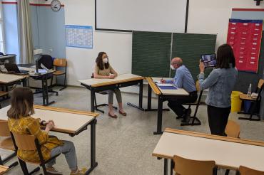 Nachgestelltes Vorstellungsgespräch in einem Klassenzimmer