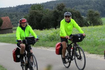 Geeignete Regenkleidung schützt und erhöht die Sichtbarkeit.