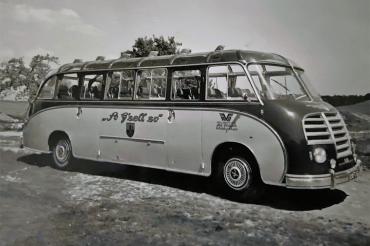 Auf dem Bild sieht man einen der ersten Reisebusse der Firma Freissle.