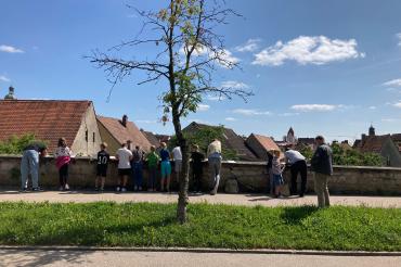 Hortkinder auf der Suche nach Bildmotiven an der Wemdinger Stadtmauer.