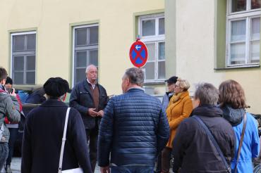 Nördlingens Ehrenbürger Alt-Oberbürgermeister Hermann Faul begrüßt die Teilnehmerinnen und Teilnehmer beim Stadtspaziergang im vergangenen Jahr