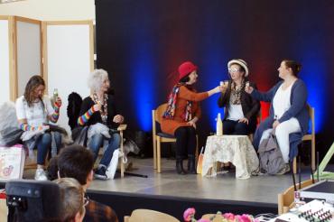 Kunterbunt geht es im Haus des Lebens zu. Im Theaterprojekt wird eine Seele auf ihrem Lebensweg begleitet.