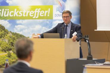 Auf dem Bild sieht man Stefan Rössle bei seiner Rede.