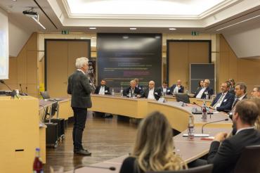 Auf dem Bild sieht man die Verleihung des Labels TOP-Arbeitgeber.