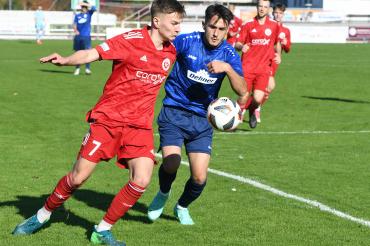 Torschütze Armin Majanovic im Zweikampf mit Arif Ekin. 