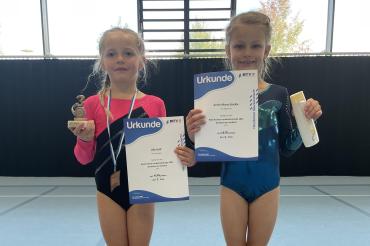 Lilly Grof und Annie Maria Stöckle mit Urkunden