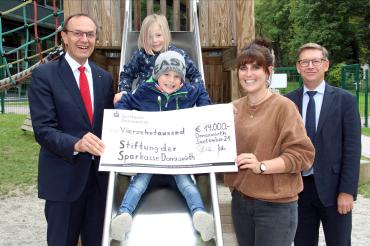 Symbolische Übergabe der diesjährigen Ausschüttung aus der Stiftung der Sparkasse Donauwörth. 14.000 Euro gingen an zweiundfünfzig Kindergärten und vier schulvorbereitende Einrichtungen. Stellvertretend für alle Empfänger freuen sich vom AWO Kinderhaus in Donauwörth deren Leiterin Angelika Exner, die Kinder Nele und Matteo, der Vorsitzende des Stiftungsvorstandes, Landrat Stefan Rößle (rechts), sowie der Vorstandsvorsitzende der Sparkasse Donauwörth, Johann Natzer.