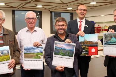 Über den Heimatkalender 2022, der im Rahmen der Weltsparwoche ab dem 2. November wieder in allen Geschäftsstellen der Sparkasse Donauwörth kostenlos abgeholt werden kann, freuen sich von links die Fotografen der Film- und Fotofreunde Oettingen mit Fritz Stengel, Heinrich Seiler und Josef Heckl sowie von der Sparkasse Donauwörth Vorstandsvorsitzender Johann Natzer und der Leiter für Privatkunden, Stefan Reichherzer.