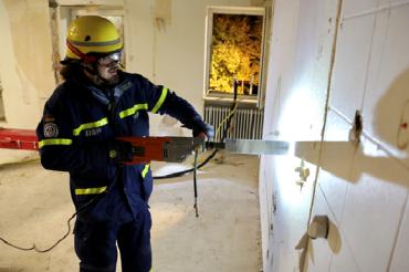 Das Kernbohrgerät ermöglicht einen Blick in verschlossene Räume ohne den Bedarf an großen Öffnungen. 