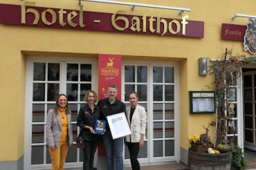 Urkundenüberreichung mit (v. l. n. r.) Heike Burkhardt (Geschäftsführerin Geopark Ries e. V.), Christine und Armin Schnabel (Inhaber Goldener Hirsch), Lea Neumann (Geopark Ries e. V.)