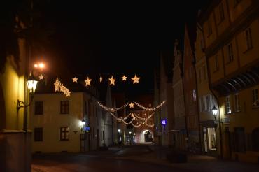 Auf dem Bild sieht man wie schön Donauwörth mit der Weihnachtsbeleuchtung geschmückt ist.