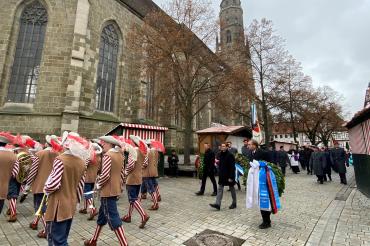 Angeführt von der Knabenkapelle zogen die Teilnehmenden der Gedenkveranstaltung aus Anlass des Volkstrauertags zum Kriegerbrunnen zur Kranzniederlegung.