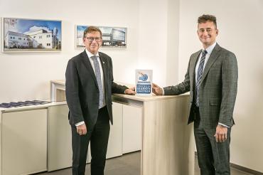 Am 02.11.2021 übergab Landrat Stefan Rößle (links) Geschäftsführer Matthias Thienel (rechts) das offizielle Markenpartnerschild.