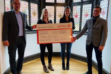 Benjamin Werner, Victoria Mack und Johanna Gutmann von der Symrise AG übergeben Oberbürgermeister David Wittner 1.000 Euro für die „Nördlinger Hilfe in Not“.