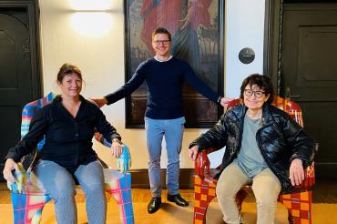 Die vom Ehepaar Sattlegger und Dr. Sieg-fried Hammerl gestifteten Fiberglas-Stühle von Len Tuch-nowski stehen aktuell im Nördlinger Rathaus (v.l.: Dr. Sabine Heilig, Oberbürgermeister David Wittner, Traudl Sattlegger).