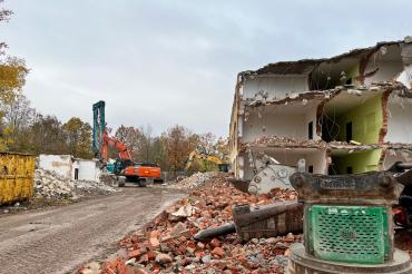 Abriss eines ehemaligen Truppenunterkunftsgebäudes.