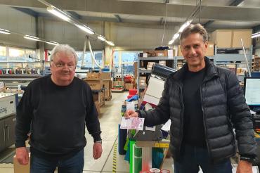 Das Bild zeigt Peter Bendel (links) und Martin Obermann bei der Spendenübergabe.