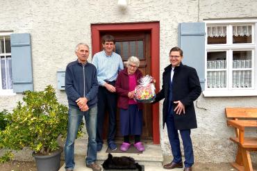Zum 100. Geburtstag nahm Maria Schön im Beisein ihrer Söhne die herzlichen Wünsche von Oberbürgermeister David Wittner entgegen.