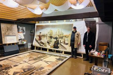 Künstler Alexander Wachtel fertigt groß(artig)e Kunst im Berger Tor (v.l. Alexander Wachtel, Oberbürgermeister David Wittner).