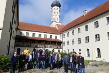 Auf dem Bild ist die CSU-AL/JB Kreistagsfraktion vor dem Kloster in Mönchsdeggingen zu sehen.