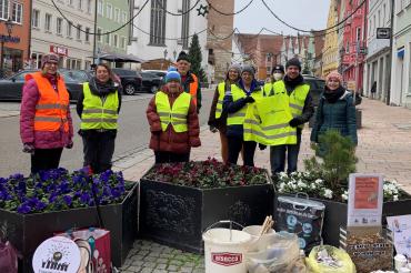 Aktionsgruppe Müllsammeln: Plogging Gruppe Donauwörth zuammen mit Klienten und den Betreuerinnen Daniela Rühl und Luisa Eder der Stiftung Sankt Johannes.