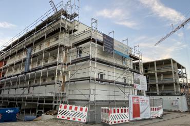 Baustelle mit zwei Wohnblöcken