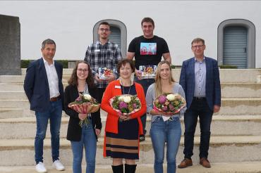 Prüfungsbeste Azubis mit Landrat und Personalchef