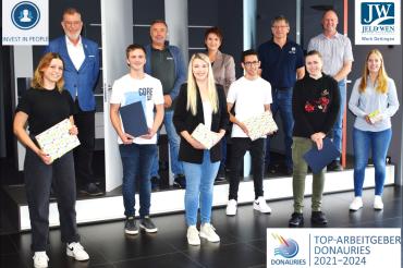 Das Bild zeigt von links: Judika Walter (Holzmechanikerin), Wolfgang Oswald (Werkleitung), Benedikt Altenburger (Holzmechaniker), Thomas Lutze (stellvertr. BR-Vorsitzender), Lina Selz (duales Studium BWL-Industrie), Karin Dorn (Ausbilderin), Elias Offinger (Holzmechaniker), Xaver Seefried (Ausbildungsbeauftragter), Melanie Kaiser (duales Studium Holztechnik), Markus Uhl (Ausbilder), Jana Götz (Industriekauffrau).