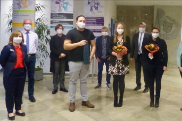 Karin Lüdtke-Engel (stellvertretende Pflege-Schulleiterin), Personalchef Bernd Weisensee, Schulleiterin Karola Rigel, Bachelor-Absolvent Angelo Luca, Personalratsvorsitzender Wolfgang Ullrich, Bachelor-Absolventin Vanessa Michailow, Vorstandschef Jürgen Busse, Bachelor-Absolventin Lilia Reichenthaler und Pflegedienstleiterin Michaela Rechner