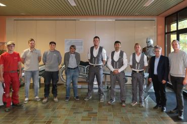 Nach dem bayerischen Landeswettbewerb in Nördlingen. Von links: Justin Dörfler, Noah Markert, Florian Lingenhöl (alle Teilnehmer), Heinz Winter (Gesellenprüfungsausschuss Vorsitzender), Niklas Berroth (Jury), Josef Leberle (Vorsitzender Jury), Timo Schön (Jury), Werner Luther (Obermeister Bauinnung Nordschwaben und Kreishandwerksmeister), Matthias Löslein (Teilnehmer und Sieger). 