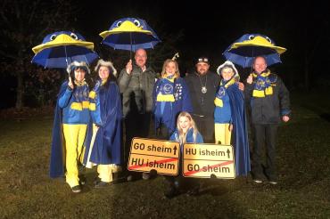 Petra Schneid, Heidi Ammer, Bürgermeister Harald Müller, Präsidentin Nadine Stegner, Kevin Köhler, Hannelore Seel, Thomas Ammer Vorne kniend: Katrin Hönle (in Vertretung der HUGO’s)