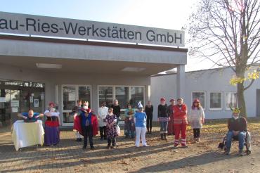 Das Bild zeigt die toll kostümierten Mitarbeiterinnen und Mitarbeiter der Donau-Ries-Werkstätten in Nördlingen.